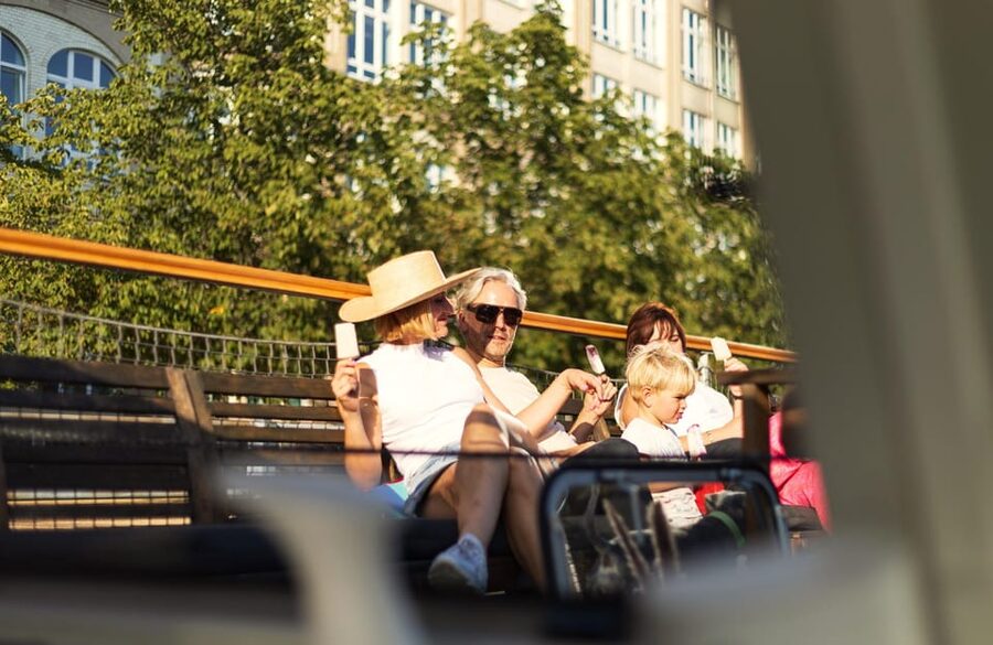 Berlin: Evening Boat Cruise – Romance & Moonlight - Music, wine, and snacks: what to expect and how to handle food timing