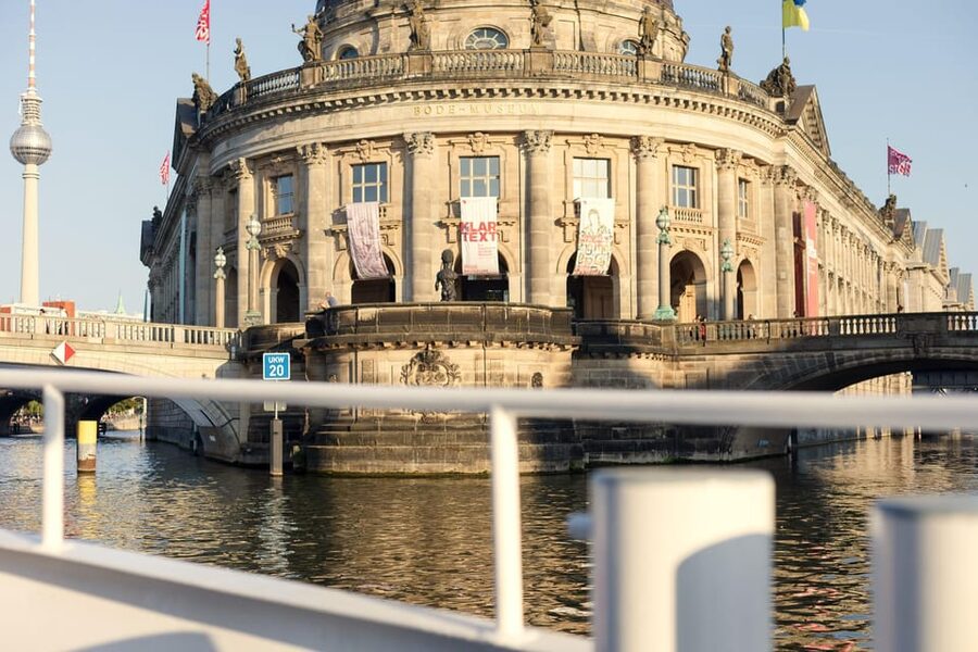 Berlin: Evening Boat Cruise – Romance & Moonlight - Who should book this cruise, and who might want another option