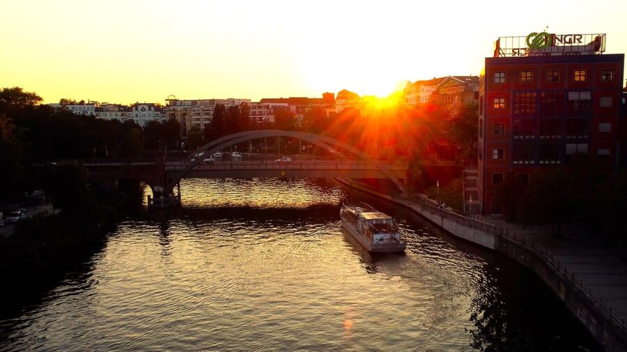 Berlin: Evening Boat Cruise – Romance & Moonlight - Timing and weather tips for the best night views