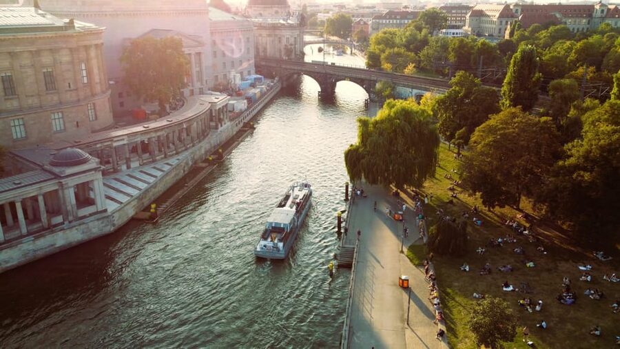 Berlin: Evening Boat Cruise – Romance & Moonlight - Getting on the Seminarschiff and finding your best seat