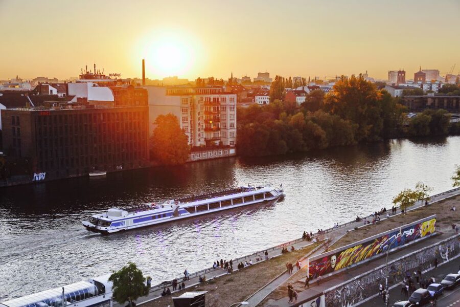 Berlin: Evening City Sightseeing Cruise - Nikolaiviertel to Berlin’s Government District: First Views Set the Tone