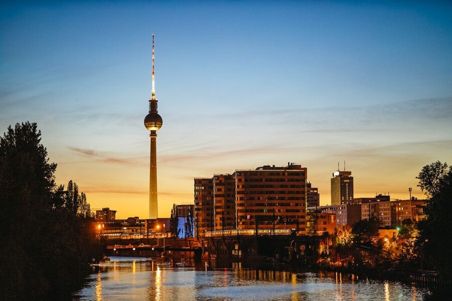 Berlin: Evening City Sightseeing Cruise - Where The Cruise Starts: Friedrichstraße and Nikolaiviertel Timing
