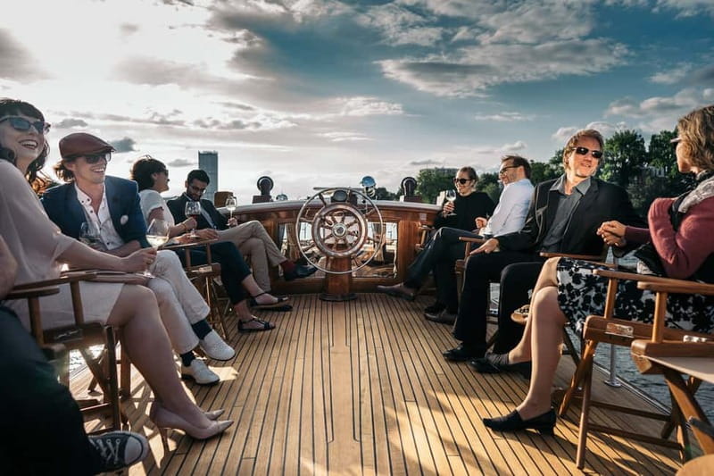 Berlin: Evening Yacht Cruise with Aperitif & Dinner Upgrade - Finding the Yellow Jetty and Starting Easy