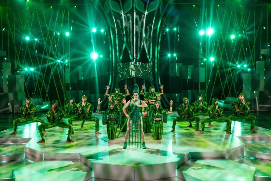 Berlin: FALLING | IN LOVE Grand Show Friedrichstadt-Palast - Price and value at about $51 per person, what you really get for the money