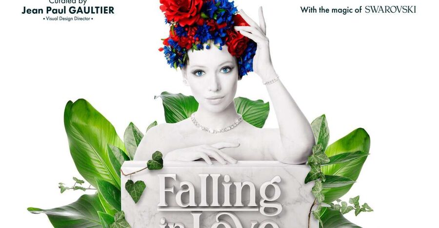 Berlin: FALLING | IN LOVE Grand Show Friedrichstadt-Palast - Friedrichstadt-Palast before the curtain, where the building sets the mood