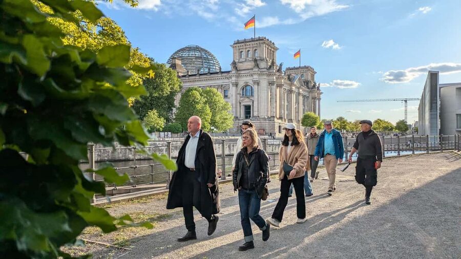 Berlin: Government District around the Reichstag Guided Tour - Berliner Mauerweg and the Berlin Wall, seeing what survived in plain sight