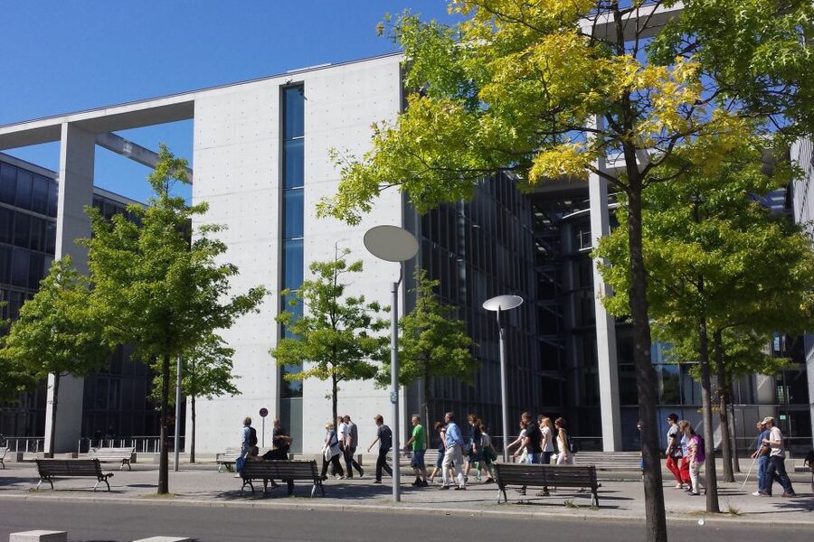 Berlin: Government District around the Reichstag Guided Tour - Timing, group size, and how to plan your photos