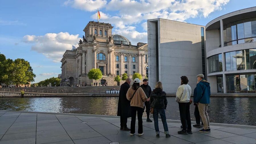Berlin: Government District around the Reichstag Guided Tour - Starting at Futurium and using the Spree to orient yourself fast