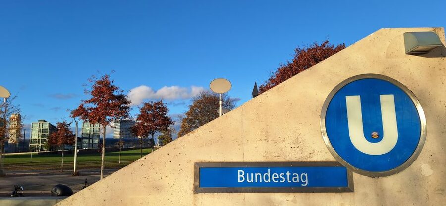 Berlin: Government District Tour and Reichstag Dome Visit - Who the best guides are, and what their style adds to your visit