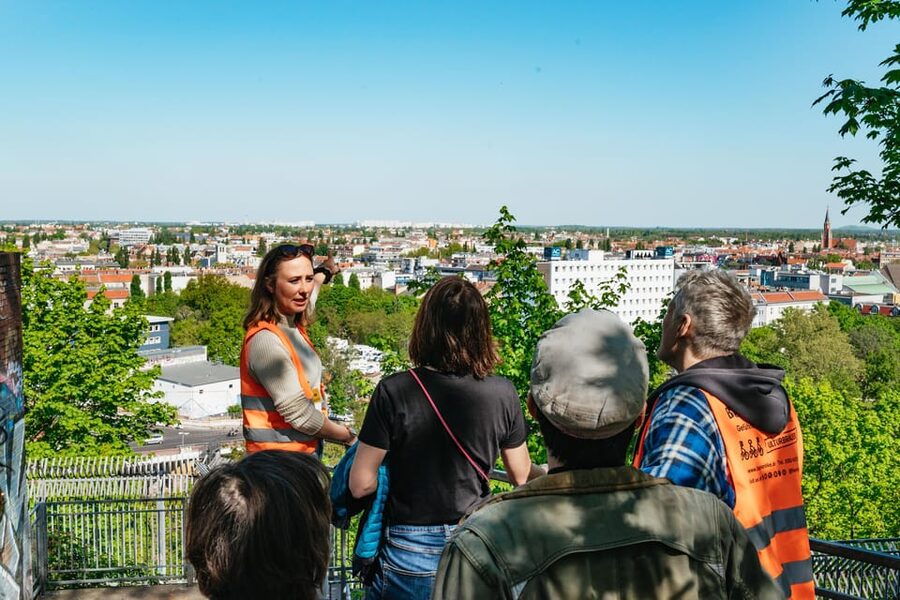 Berlin: Green City Guided Bike Tour - Kulturbrauerei start: finding the bike, then getting rolling