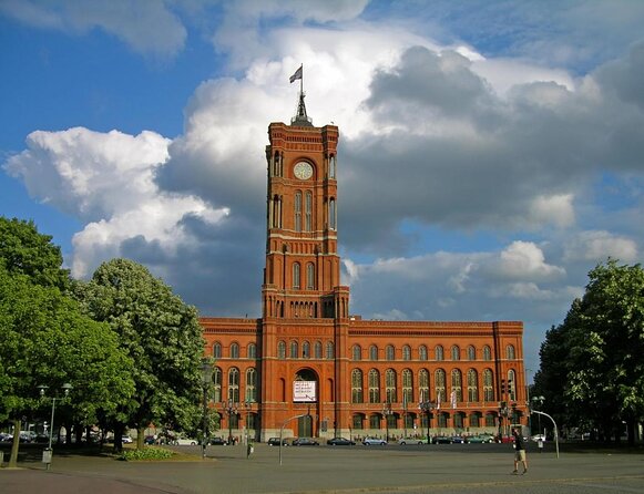 Berlin: Guided Private Bike Tour to Explore the Highlights - Meeting at Free Berlin Bike Tours, Then Rolling Into the City