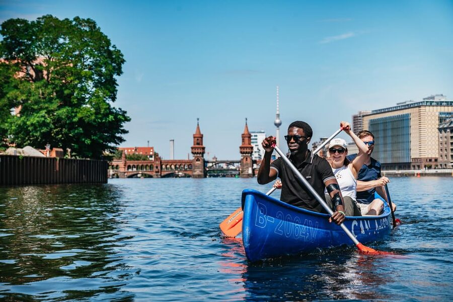 Berlin: Guided Tour by Canoe - Paddling the Landwehr Canal through Kreuzberg