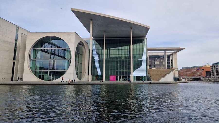 Berlin: Guided Walking Tour around the Reichstag - German Chancellery: what happens around the seat of power