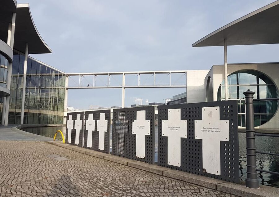Berlin: Guided Walking Tour around the Reichstag - Starting point: Paul-Löbe-Allee and Konrad-Adenauer-Straße