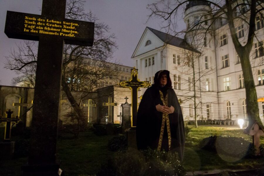 Berlin: Haunted Guided Live Theatre Tour in German - Starting at Klosterruine and How the 1.5 km Walk Works