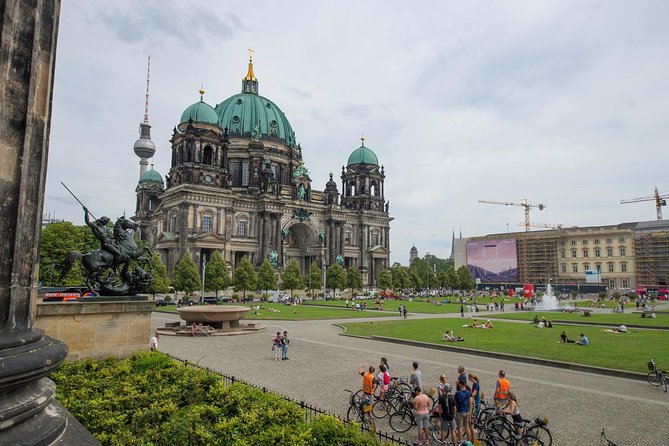 Berlin Highlights Sightseeing Bike Tour in Small Groups - Pace, bike setup, and what to expect at intersections