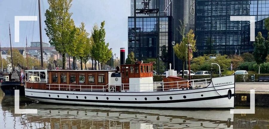 Berlin: Historic Boat Sightseeing City Center Tour - Drinks, snacks, and photo timing without overthinking it