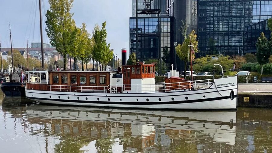 Berlin: Historic Boat Sightseeing City Center Tour - Price and value: what $33 buys you on this specific kind of boat