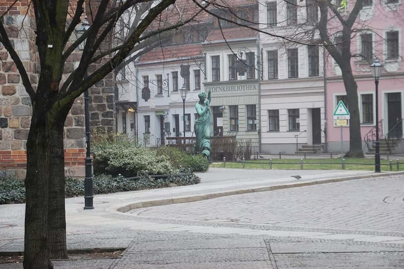 Berlin: Historic Center Walking Tour with a Real Berliner - Walking Mitte’s Main Thread, From Church Steps to Brandenburg Gate
