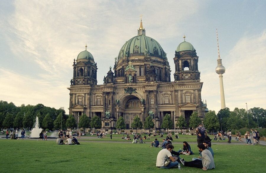 Berlin Historical Highlights Walking Tour - The Reichstag area and Brandenburg Gate: power and rebuilding