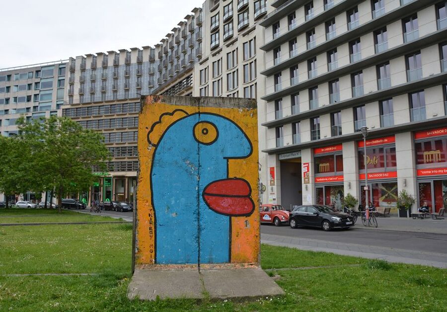 Berlin: Historical Sights & Berlin Wall Tour with a Berliner - Checkpoint Charlie, allied border tension and the 1961 incident