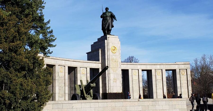 Berlin: Hitler and the Third Reich - a private walking tour - The Soviet War Memorial in Tiergarten: Berlin remembers more than one enemy