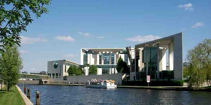 Berlin: Hop-On Hop-Off City Tour by Bus and Boat - Live Bilingual Commentary: The Real Upgrade Over Audio