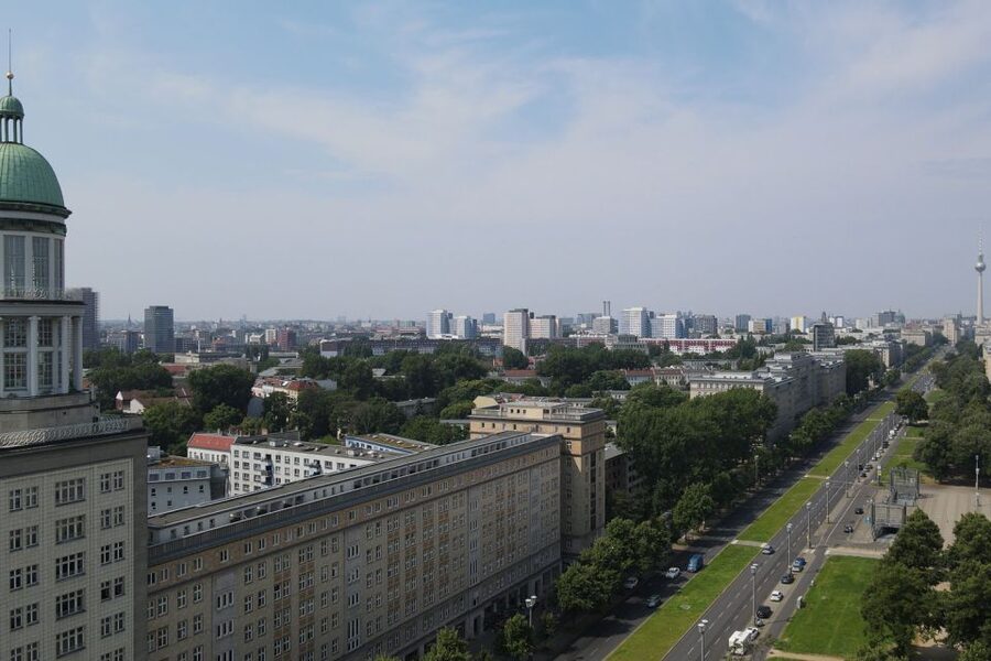 Berlin: Karl-Marx-Allee 2-Hour Tour - Hochhaus an der Weberweise: A High-Rise Break in the Flow