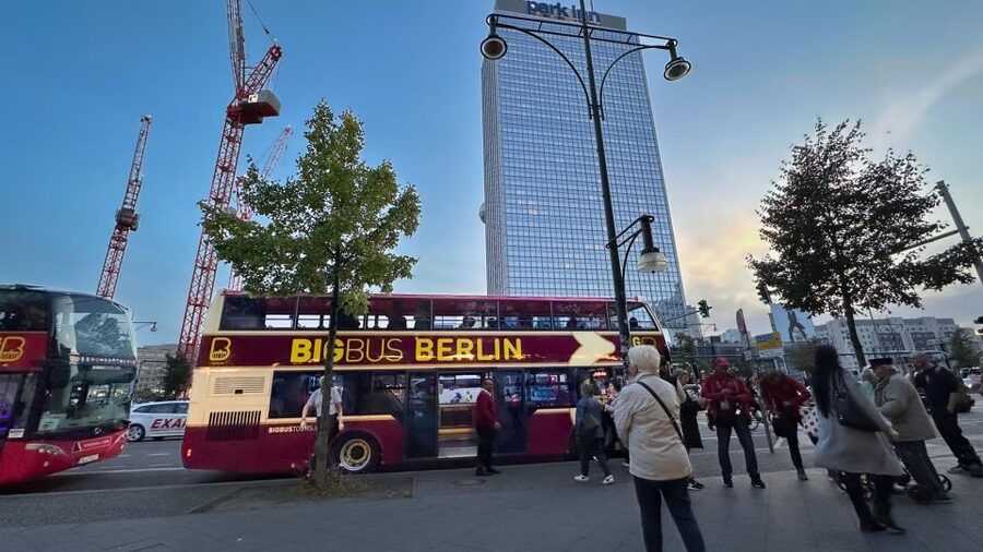 Berlin: Live-Guided Evening Sightseeing Tour by Open-top Bus - The Cultural and Architectural Stops: New Synagogue, Bode Museum, and Theaters