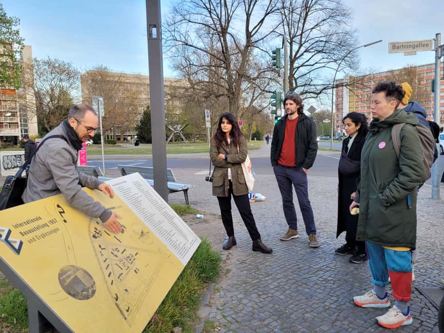 Berlin: Modernist Architecture Tour in the Hansaviertel - A memorial stop that makes the neighborhood’s story human