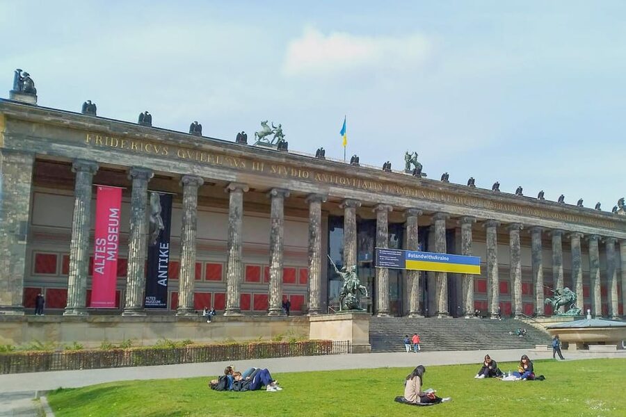 Berlin: Museum Island Tour - Colonade Courtyard and the Grantschale: the two details that stick