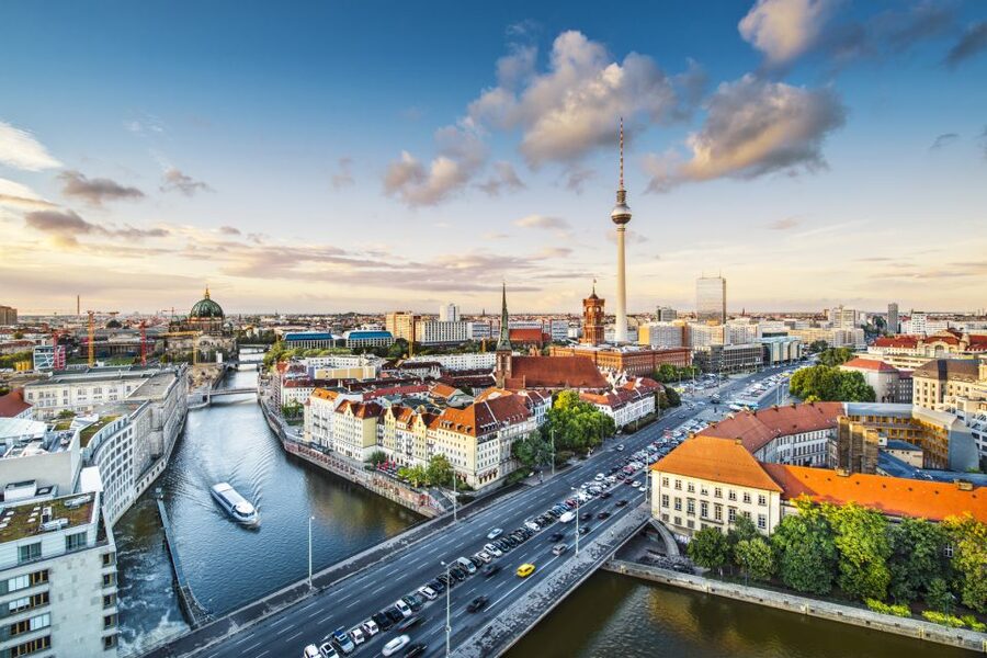 Berlin: Outdoor Escape Game Mitte - The Berlin Streets Route: Sights, Distances, and Time Pressure