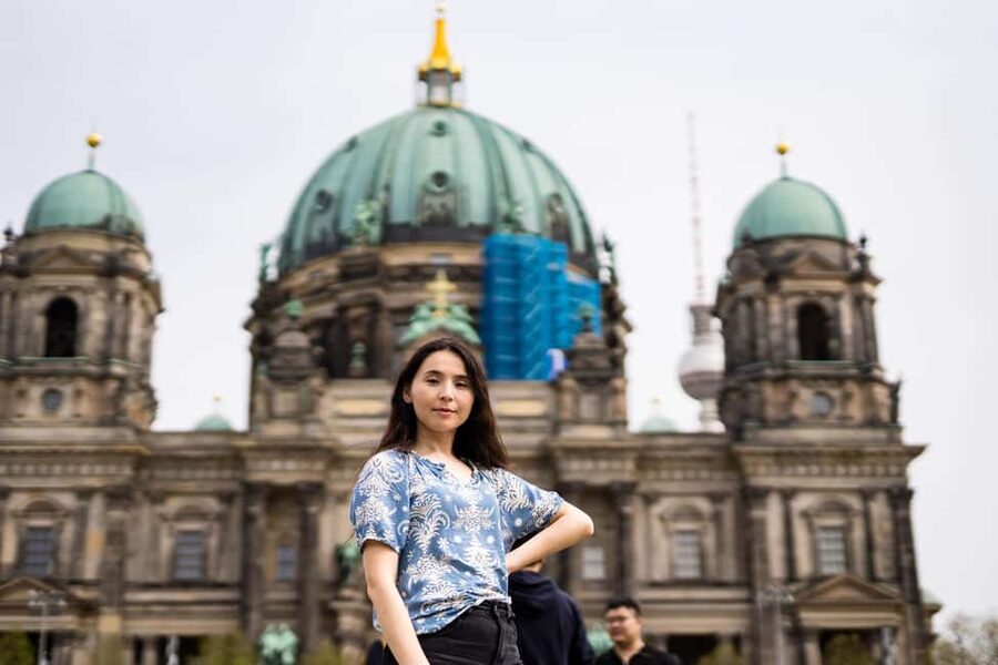 Berlin: Private Photo Session with Professional Photographer - Museum Island to Friedrichsbrücke: the clean start for great portraits