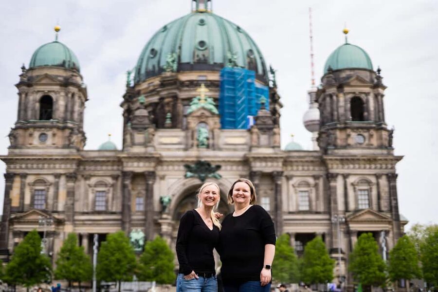 Berlin: Private Photo Session with Professional Photographer - Lustgarten and Altes Museum: the open-sky look