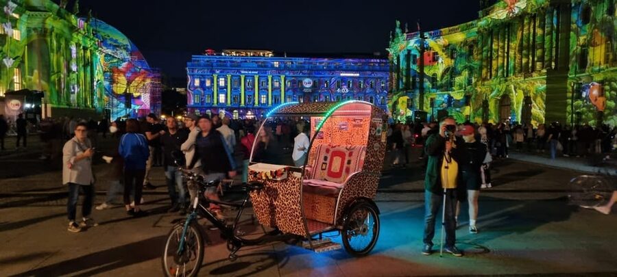 Berlin Rickshaw Tour -2 hours & hotel pickup - groups up to 16 people - Guide style and group size: what private up to 16 people feels like