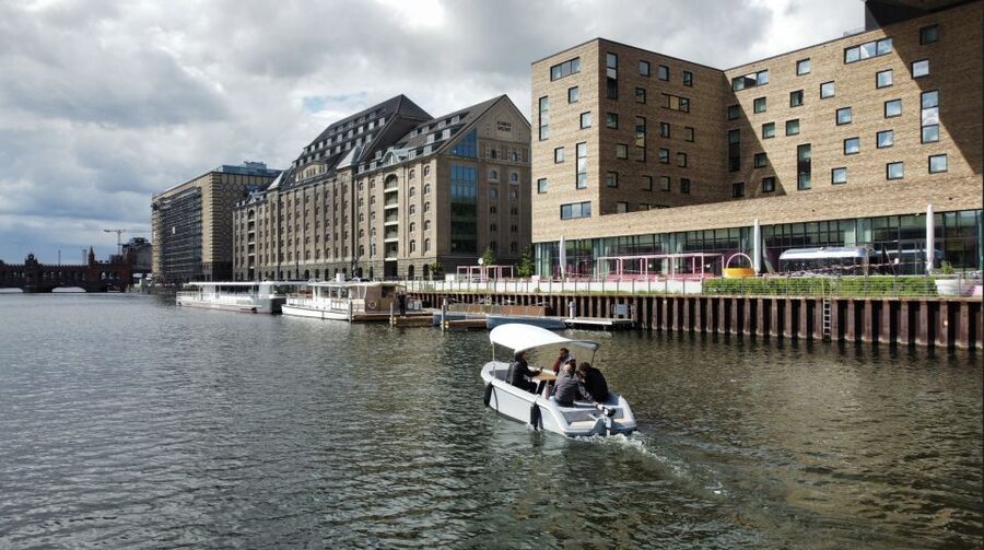 Berlin: Self-Drive Boat Tour - GoBoat Solarwaterworld Berlin: what the start feels like