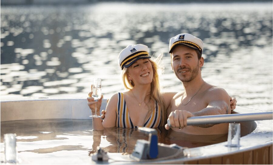 Berlin: Self-drive hot tub boat experience - How the weatherproof roof changes your comfort level