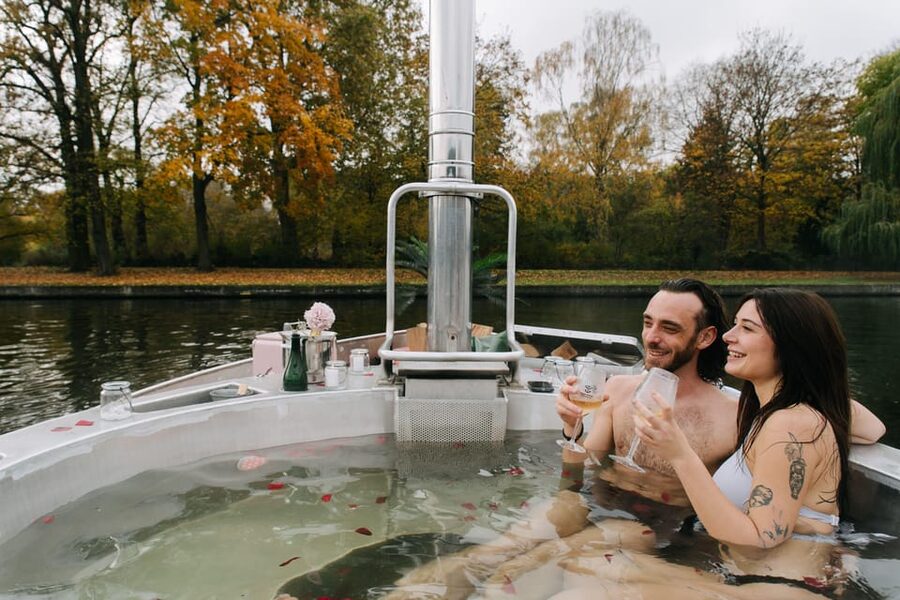 Berlin: Self-drive hot tub boat experience - The 1.5 hour Spree loop to Oberbaumbrücke, with the timing you should plan for
