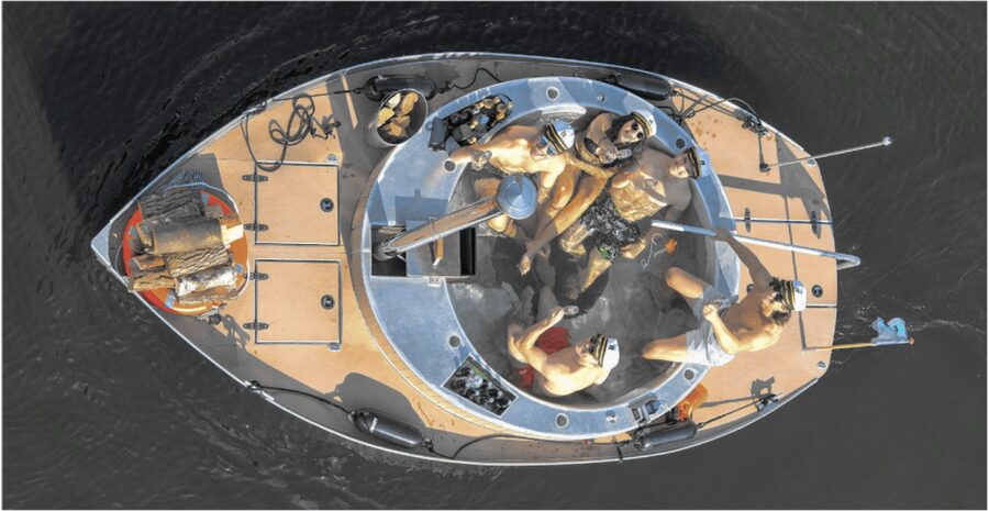 Berlin: Self-drive hot tub boat experience - Wood-fired hot tub comfort: heat control is the real skill