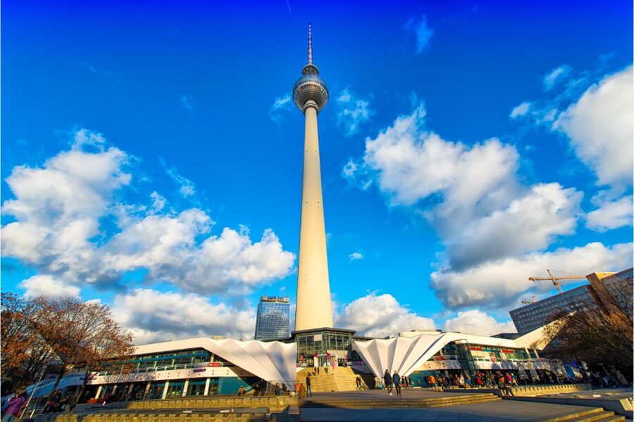 Berlin: Self-Guided Family and School Class Scavenger Hunt - Pariser Platz and Brandenburg Gate: The Big Berlin Icon, With a Reason to Look