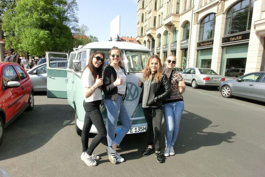 Berlin: Sightseeing Tour in Classic Volkswagen T1 Samba Bus - Brandenburg Gate and Reichstag: seeing the government district as a map