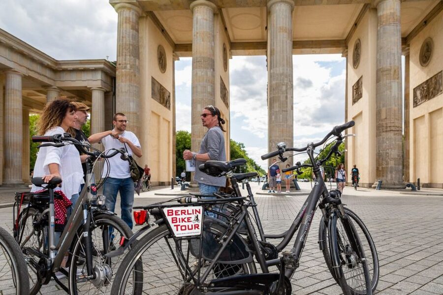 Berlin: Small Group Bike Tour Through City Center - Holocaust Memorial and Brandenburg Gate via the Tiergarten
