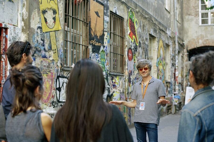 Berlin: Street Art and Alternative Tour - How the guide turns colors into context