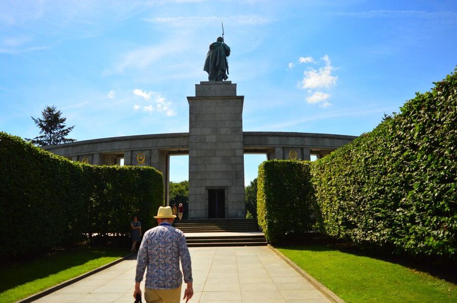 Berlin: Third Reich, Hitler, and WWII Walking Tour - Soviet War Memorial: T-34 Tanks and Howitzers as the Final Visual Punch
