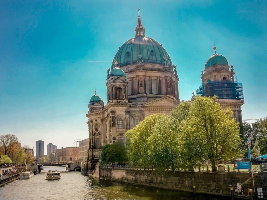 Berlin: Tour with Private Guide - Berlin Wall Memorial and Checkpoint Charlie, where stories shape the meaning