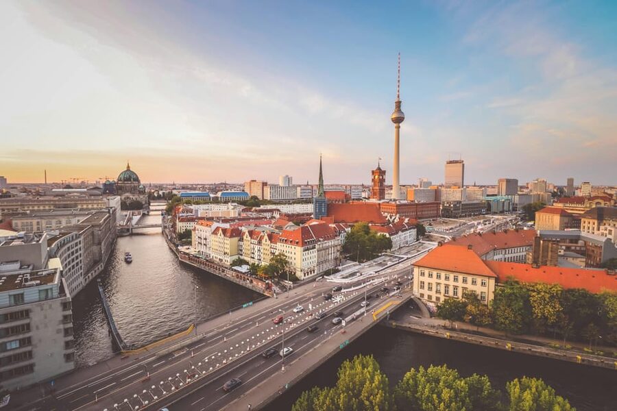 Berlin: Tour with Private Guide - Languages and private-group comfort