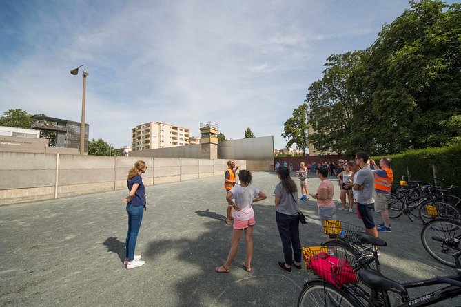 Berlin Wall and Cold War Bike Tour in Small Groups - Stop by Stop: Brandenburg Gate to the Wall Memorial