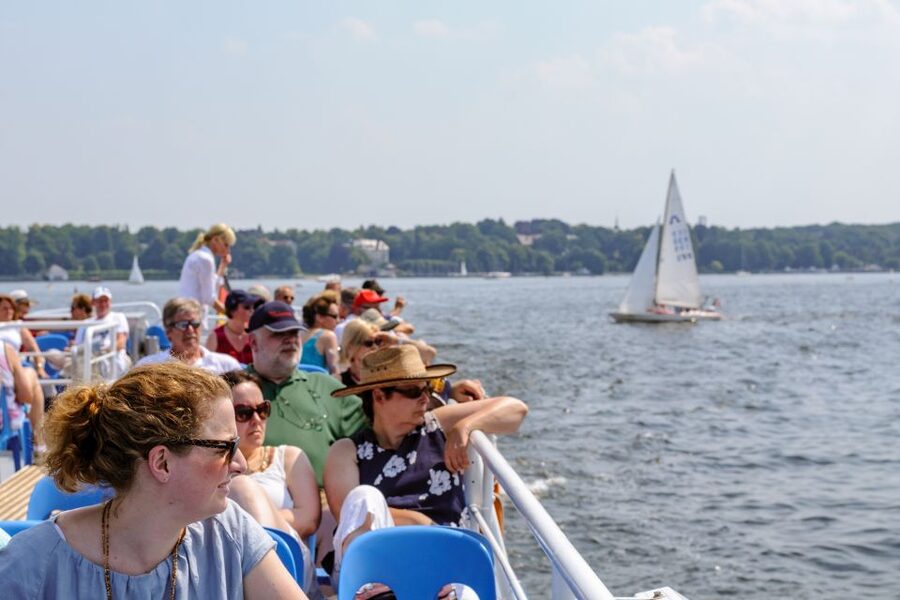 Berlin: World Heritage Cruise to Potsdam - Food and drinks: what is available, and what to do if you want lunch