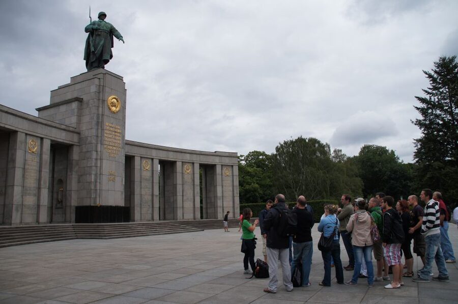 Berlín y el Nacionalsocialismo. Group Tour in Spanish - Ending at the Führer Chancellery Spot and Hitler’s Final Days