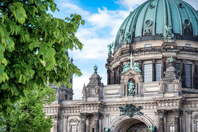 Best of Berlin HopOn HopOff Tour - What can go wrong: slow boarding, technical hiccups, and schedule limits